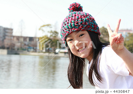 子供 女の子 カジュアル Tシャツ 小学生 ニット帽 女性 女子 私服 半袖 の写真素材 子供 女の子 カジュアル Tシャツ 小学生 ニット帽 女性 女子 私服 半袖 の写真素材