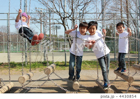 子供達 園児 男の子 男性 遊び 遊ぶ グループ 集団 笑顔 笑う 小学生 の写真素材