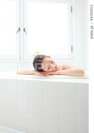 半身浴（眠る） 4430955