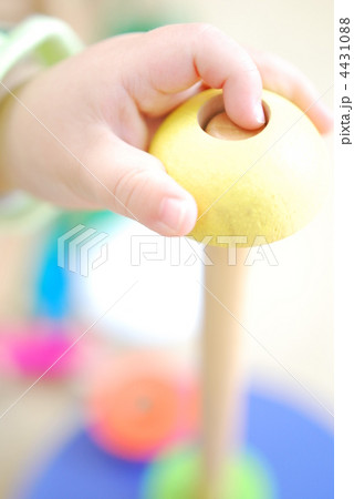 おもちゃをつかむおてて おもちゃをつかむおてて 4431088
