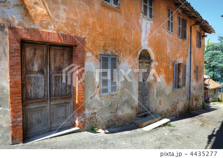 Old house and vintage door. 4435277