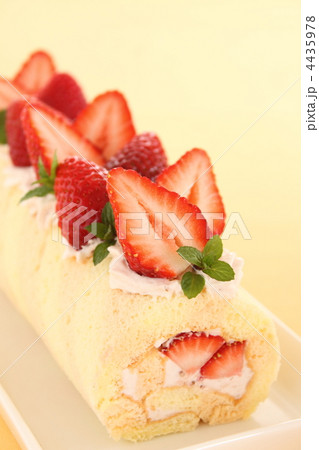 ロールケーキ　スイーツ　苺 4435978