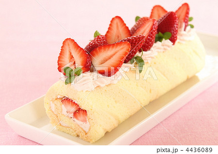 ロールケーキ　スイーツ　苺 4436089