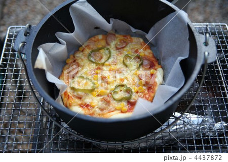 ダッチオーブン ピザの写真素材
