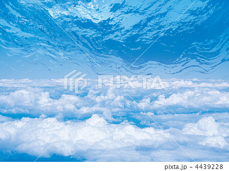 空と水の中のイラスト素材