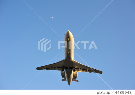 月を背景に着陸寸前のCRJ-200 高知龍馬空港 月を背景に着陸寸前のCRJ-200 高知龍馬空港 4439948