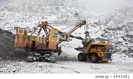 Dump truck loaded with an excavator 4441081