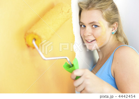 happy young woman painting a wall /  colorful life / real view happy young woman painting a wall /  colorful life / real view 4442454