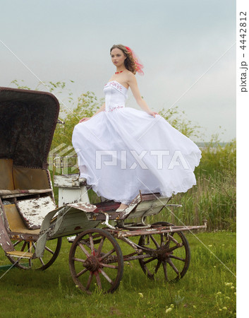 beautiful bride and old  carriage 4442812