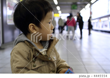 駅で電車を待つ男の子 4445554