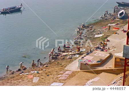 ガンジス河畔。原始的な洗濯風景〜1997年2月(バラナシ/インド) ガンジス河畔。原始的な洗濯風景〜1997年2月(バラナシ/インド) 4446057