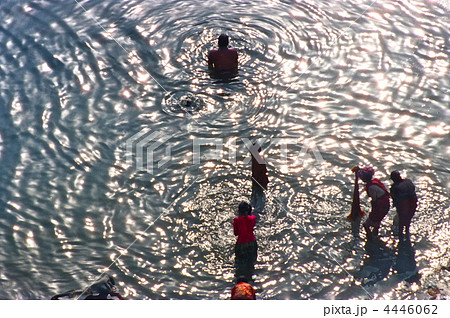 ガンジス川。朝の沐浴〜1997年2月(バラナシ/インド) ガンジス川。朝の沐浴〜1997年2月(バラナシ/インド) 4446062