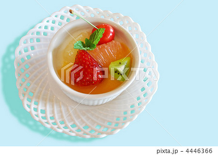 冷たいデザート　フルーツ載せムース 4446366