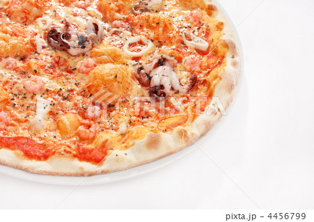 pizza with seafood 4456799
