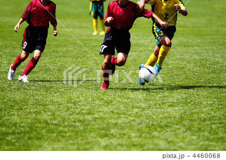 競り合い 球技 サッカーの写真素材