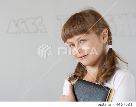 cute preteen Closeup portrait og cute preteen kid girl...の写真素材 ...