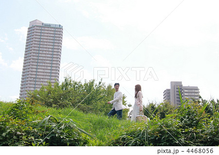 高層マンションと男女 4468056
