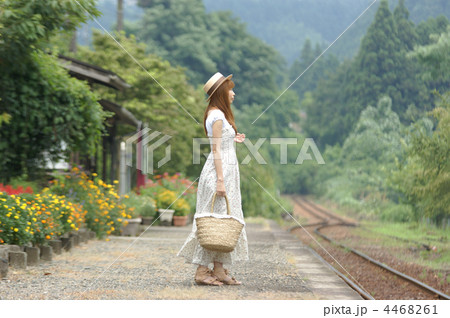 ワンピースの女性ローカル線一人旅 ワンピースの女性ローカル線一人旅 4468261