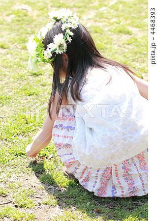 子供 女の子 カジュアル ノースリーブ 園児 女性 女子 私服 花かんむり の写真素材