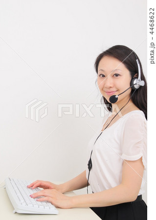 コールセンターの女性オペレーター 4468622