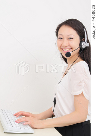 コールセンターの女性オペレーター 4468628