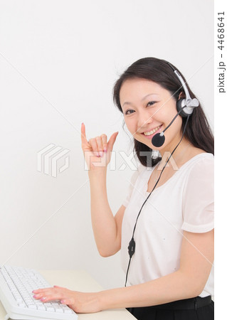 コールセンターの女性オペレーター コールセンターの女性オペレーター 4468641
