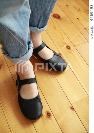 レザーのストラップシューズを履いている女性の足 4469498