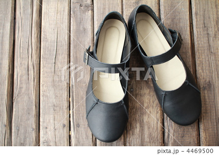 黒のカジュアルなレザーストラップシューズ 黒のカジュアルなレザーストラップシューズ 4469500