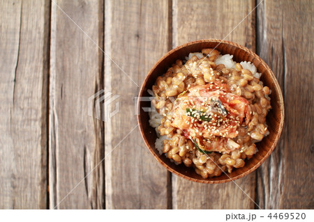 木の器に入れた納豆キムチご飯 木の器に入れた納豆キムチご飯 4469520
