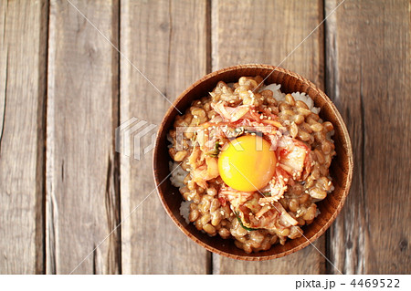 木の器に入れた納豆キムチご飯 木の器に入れた納豆キムチご飯 4469522