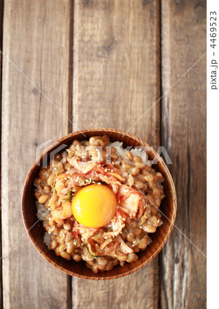 木の器に入れた納豆キムチご飯 木の器に入れた納豆キムチご飯 4469523
