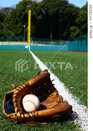 野球のグラブとボール 4470594