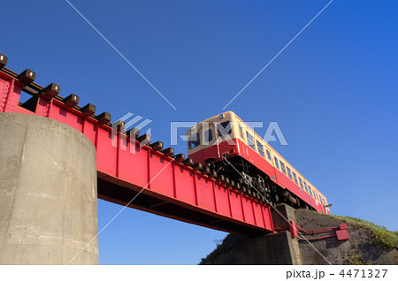 赤い橋を渡る小湊鉄道 4471327