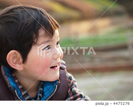２歳 男の子 横顔の写真素材