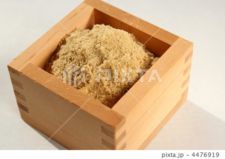 白バックの枡に入った米ぬか、白背景 4476919