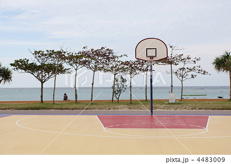 沖縄 バスケットコートの写真素材