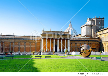 Enclosed court Gallery's of Vatican, Rome Enclosed court Gallery's of Vatican, Rome 4484528