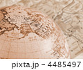 地球儀と地図 4485497