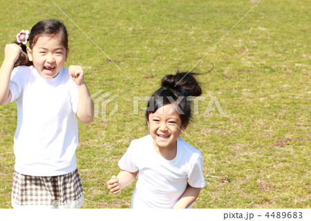 子供2人 女の子 女性 遊び 遊ぶ カジュアル 笑顔 笑う 小学生 の写真素材 446