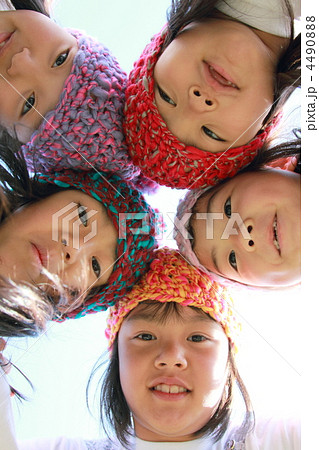 子供達 園児 女の子 女性 遊び 遊ぶ グループ 集団 笑顔 笑う 小学生 の写真素材
