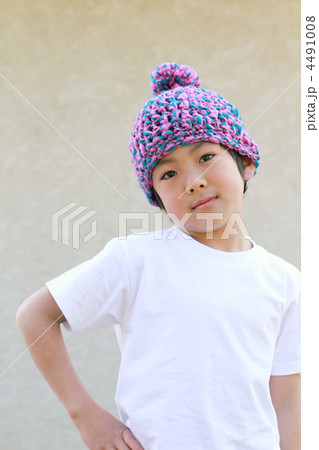 子供 男の子 カジュアル Tシャツ 小学生 ニット帽 男性 男子 私服 半袖 の写真素材 子供 男の子 カジュアル Tシャツ 小学生 ニット帽 男性 男子 私服 半袖 の写真素材