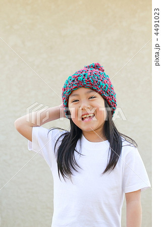 子供 女の子 カジュアル Tシャツ 小学生 ニット帽 女性 女子 私服 半袖 の写真素材