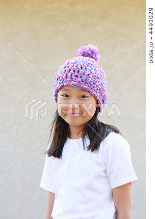 子供 女の子 カジュアル Tシャツ 小学生 ニット帽 女性 女子 私服 半袖 の写真素材 子供 女の子 カジュアル Tシャツ 小学生 ニット帽 女性 女子 私服 半袖 の写真素材