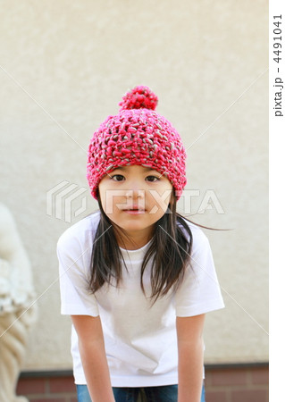 子供 女の子 カジュアル Tシャツ 園児 ニット帽 女性 女子 私服 半袖 の写真素材