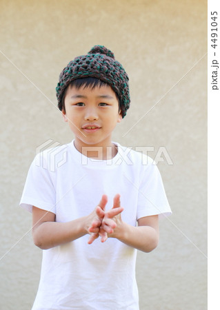 子供 男の子 カジュアル Tシャツ 小学生 ニット帽 男性 男子 私服 半袖 の写真素材