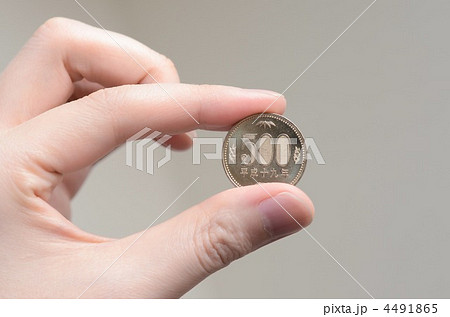 500円玉を持つ 500円玉を持つ 4491865