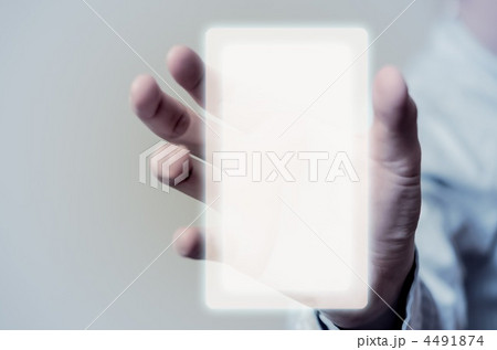 スマホ型の光を持つ手(写真加工) スマホ型の光を持つ手(写真加工) 4491874