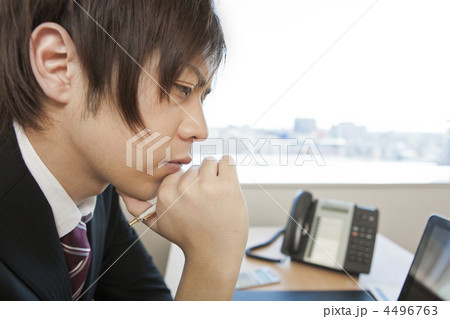 考え事をしているビジネスマン 4496763