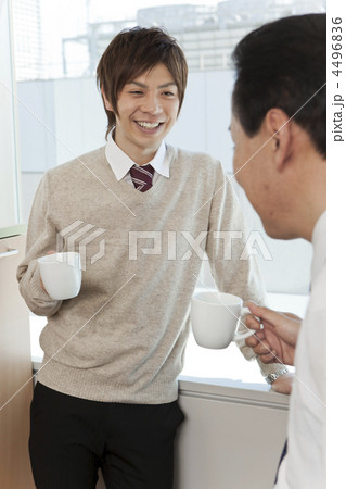 コーヒーを飲みながら談笑するビジネスマン コーヒーを飲みながら談笑するビジネスマン 4496836
