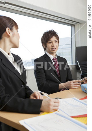 会議中のビジネスマンたち 会議中のビジネスマンたち 4496930